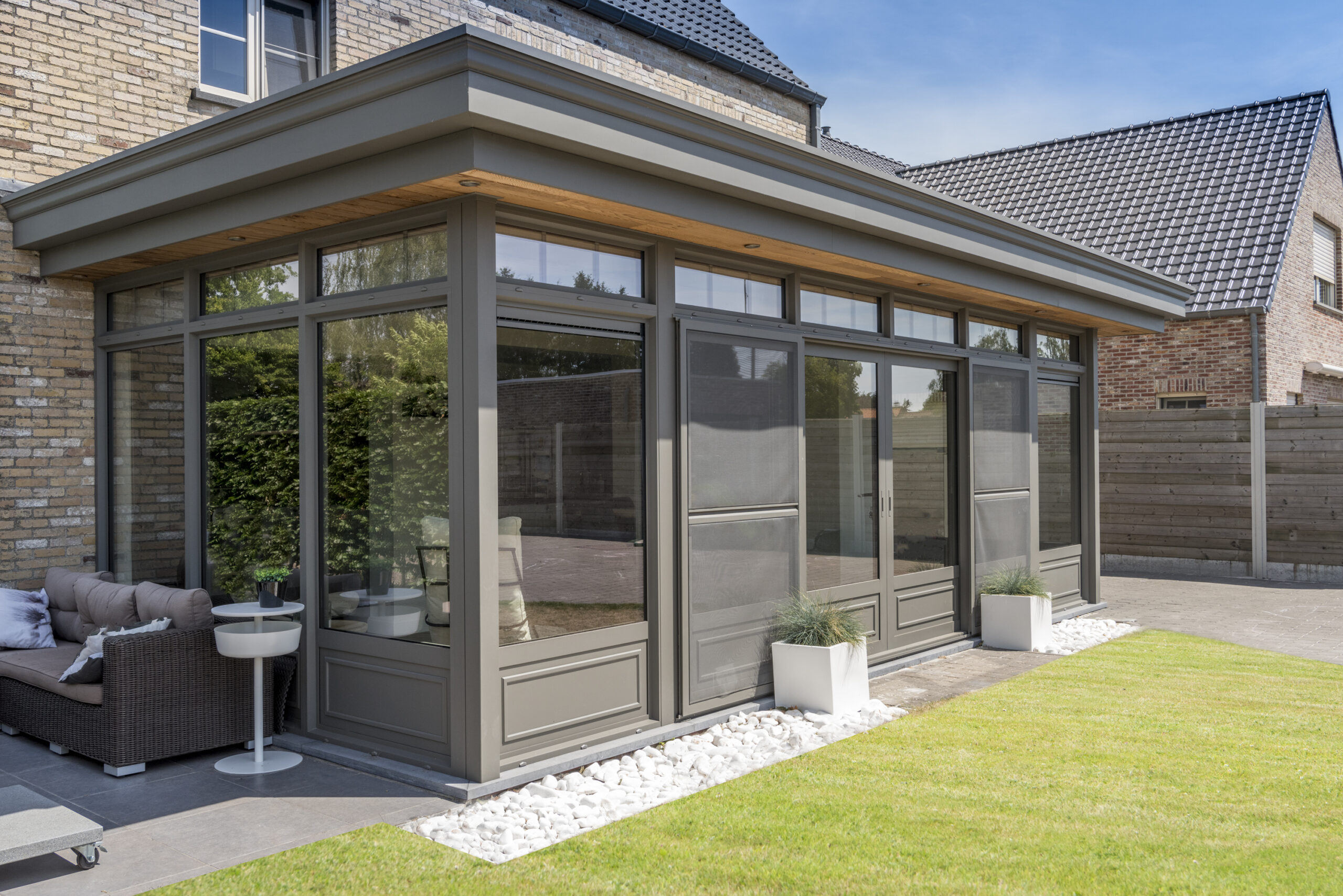 Charmante veranda brengt twee extra functies in huis - Bruynseels-Vochten