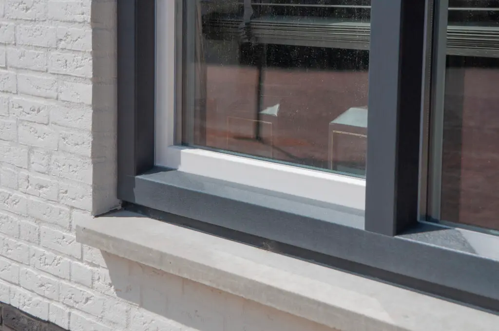 Aluminium raam met hoogrendementsglas en isolerend profiel geplaatst door Bruvo